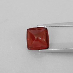 2.58カラットの天然ディープレッドパイロープガーネット（7.8×7.8 mm・透明）