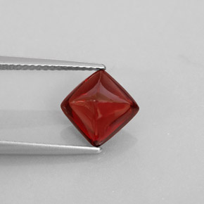 2.58カラットの天然ディープレッドパイロープガーネット（7.8×7.8 mm・透明）
