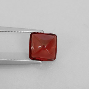 2.28カラットの天然ディープレッドパイロープガーネット（8×7.9 mm・透明）