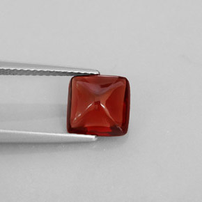 2.28カラットの天然ディープレッドパイロープガーネット（8×7.9 mm・透明）