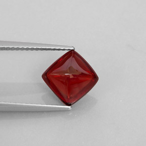 2.98カラットの天然ディープレッドパイロープガーネット（8×8 mm・透明）