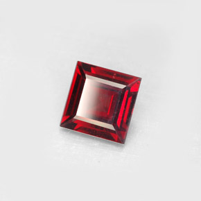 2.40カラットの天然レッドパイロープガーネット（7.9×7.8 mm・四角）