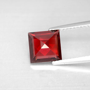 2.40カラットの天然レッドパイロープガーネット（7.9×7.8 mm・四角）