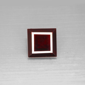 2.58カラットの天然ディープレッドパイロープガーネット（8×8 mm・四角）