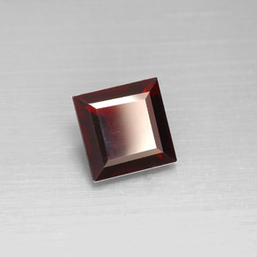 2.58カラットの天然ディープレッドパイロープガーネット（8×8 mm・四角）