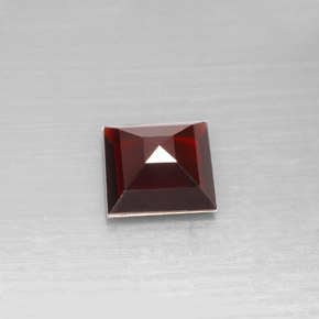 2.58カラットの天然ディープレッドパイロープガーネット（8×8 mm・四角）