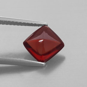 2.17カラットの天然レッドパイロープガーネット（7.6×7.5 mm・透明）