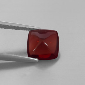1.92カラットの天然レッドパイロープガーネット（7.7×7.6 mm・透明）