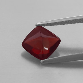 1.92カラットの天然レッドパイロープガーネット（7.7×7.6 mm・透明）