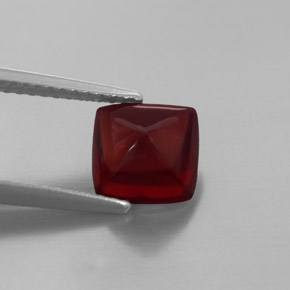 2.40カラットの天然レッドパイロープガーネット（7.4×7.3 mm・透明）