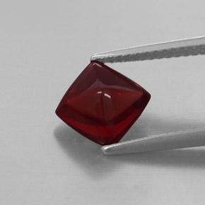 2.40カラットの天然レッドパイロープガーネット（7.4×7.3 mm・透明）