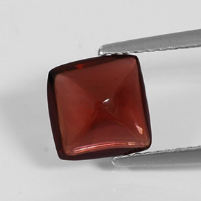 2.02カラットの天然ディープレッドパイロープガーネット（7.7×7.6 mm・透明）