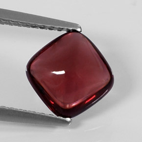 2.02カラットの天然ディープレッドパイロープガーネット（7.5×7.4 mm・透明）
