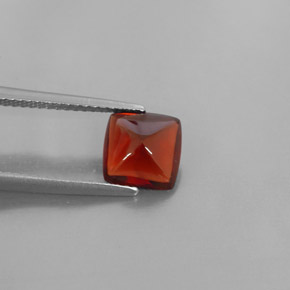 2.08カラットの天然ディープレッドパイロープガーネット（7.7×7.6 mm・透明）