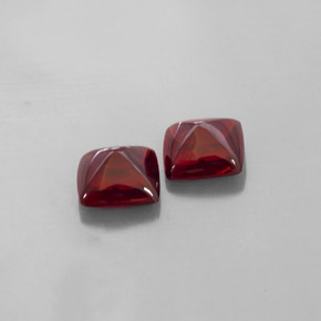 カラットの天然レッドパイロープガーネット（7.6×7.6 mm・透明）