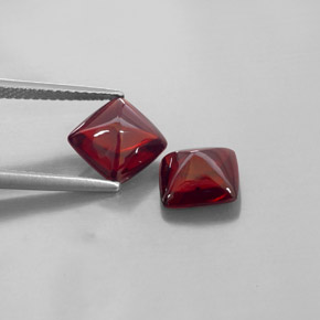カラットの天然レッドパイロープガーネット（7.6×7.6 mm・透明）