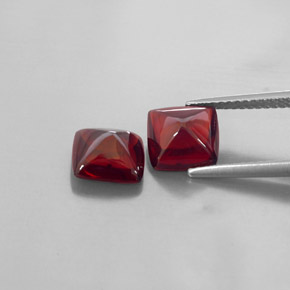 カラットの天然レッドパイロープガーネット（7.6×7.6 mm・透明）