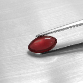 1.20カラットの天然レッドパイロープガーネット（8.3×4.7 mm・透明）
