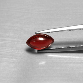 1.39カラットの天然レッドパイロープガーネット（8.7×4.9 mm・透明）