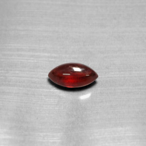 1.39カラットの天然レッドパイロープガーネット（8.7×4.9 mm・透明）