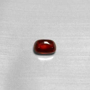 1.47カラットの天然レッドパイロープガーネット（7.2×5.5 mm・透明）