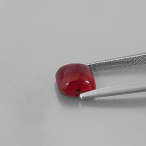 1.98カラットの天然レッドパイロープガーネット（6.5×6.4 mm・透明）