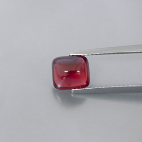 2.39カラットの天然ディープレッドパイロープガーネット（7.6×6.8 mm・透明）