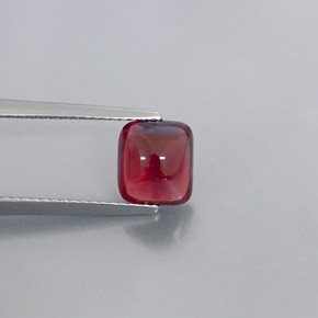 2.39カラットの天然ディープレッドパイロープガーネット（7.6×6.8 mm・透明）