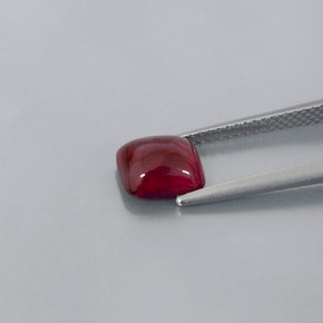 2.39カラットの天然ディープレッドパイロープガーネット（7.6×6.8 mm・透明）