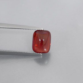 2.60カラットの天然レッドパイロープガーネット（8×6.3 mm・透明）