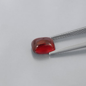 2.60カラットの天然レッドパイロープガーネット（8×6.3 mm・透明）