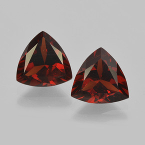 カラットの天然レッドパイロープガーネット（8.1×8 mm・トリリアント）