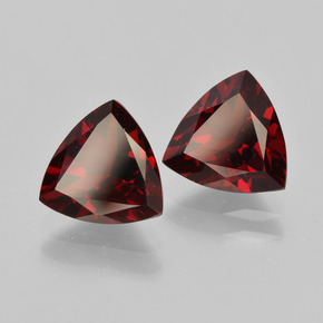 カラットの天然レッドパイロープガーネット（8.1×8 mm・トリリアント）