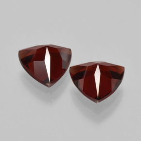 カラットの天然レッドパイロープガーネット（8.1×8 mm・トリリアント）