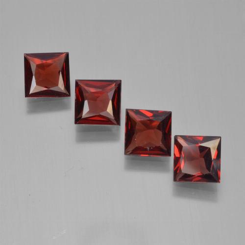 2.37カラットの天然濃いブラッドレッドパイロープガーネット（4.9×4.8 mm・四角）
