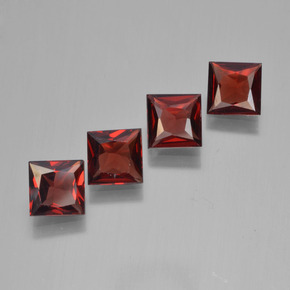 2.37カラットの天然濃いブラッドレッドパイロープガーネット（4.9×4.8 mm・四角）
