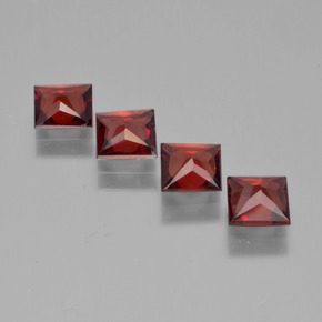 2.37カラットの天然濃いブラッドレッドパイロープガーネット（4.9×4.8 mm・四角）