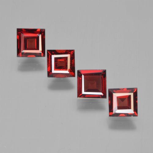 2.68カラットの天然ダークレッドパイロープガーネット（4.8×4.8 mm・四角）