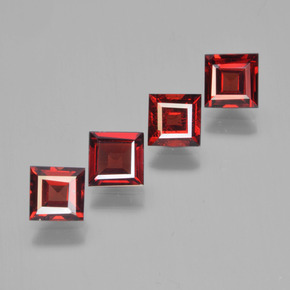 2.68カラットの天然ダークレッドパイロープガーネット（4.8×4.8 mm・四角）
