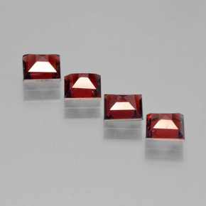 2.68カラットの天然ダークレッドパイロープガーネット（4.8×4.8 mm・四角）