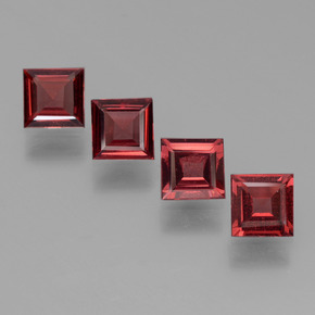 2.53カラットの天然濃いブラッドレッドパイロープガーネット（5×4.9 mm・四角）