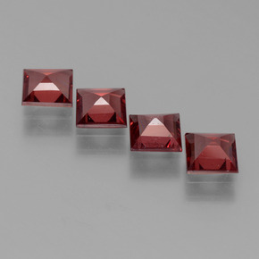 2.53カラットの天然濃いブラッドレッドパイロープガーネット（5×4.9 mm・四角）