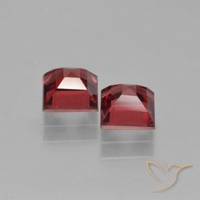 Shop natural 1.79ct 濃いスカーレットレッド パイロープガーネット gems, 四角形, from モザンビーグ at GemSelect. In stock, global shipping!