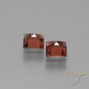Shop natural 1.55ct 濃いベリーレッド パイロープガーネット gems, 四角形, from モザンビーグ at GemSelect. In stock, global shipping!