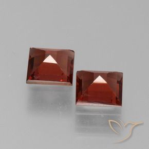 Shop natural 1.62ct 濃いスカーレットレッド パイロープガーネット gems, 四角形, from モザンビーグ at GemSelect. In stock, global shipping!