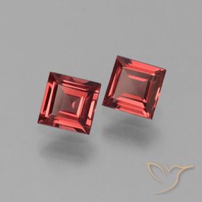 Shop natural 1.38ct 濃いスカーレットレッド パイロープガーネット gems, 四角形, from モザンビーグ at GemSelect. In stock, global shipping!
