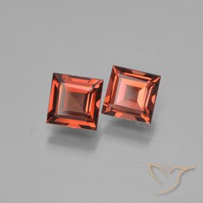 Shop natural 1.53ct スカーレットレッド パイロープガーネット gems, 四角形, from モザンビーグ at GemSelect. In stock, global shipping!