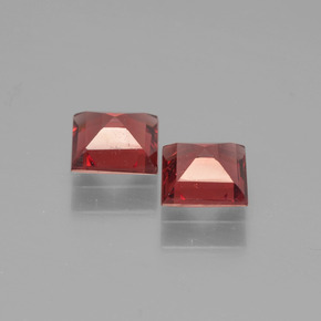 1.29カラットの天然ディープレッドパイロープガーネット（5×4.9 mm・四角）