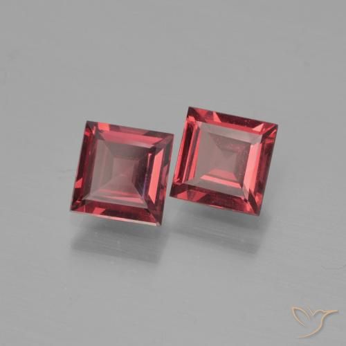 Shop natural 1.38ct ディープレッド パイロープガーネット gems, 四角形, from モザンビーグ at GemSelect. In stock, global shipping!