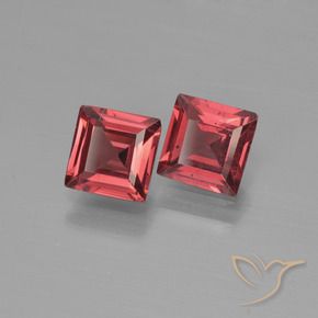 Shop natural 1.35ct ダークレッド パイロープガーネット gems, 四角形, from モザンビーグ at GemSelect. In stock, global shipping!